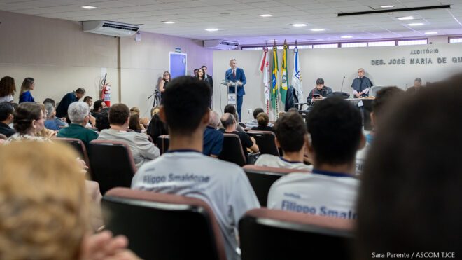 Plateia assiste a uma sessão solene Plateia assiste a uma sessão solene