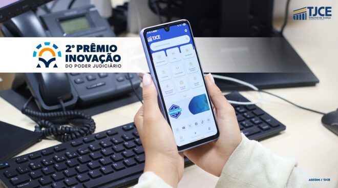 Mão feminina segurando celular em que aparece a tela do TJCE Mobile e, ao lado o nome Segundo Prêmio Inovação Mão feminina segurando celular em que aparece a tela do TJCE Mobile e, ao lado o nome Segundo Prêmio Inovação