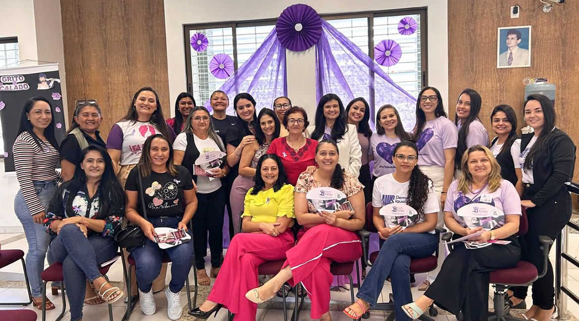 Imagem com várias mulheres que posam para foto Imagem com várias mulheres que posam para foto