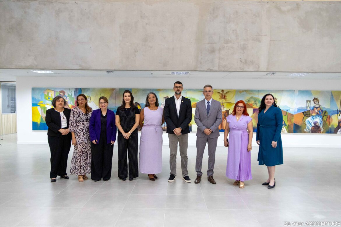 Imagem com dois homens e várias mulheres que posaram para foto Imagem com dois homens e várias mulheres que posaram para foto