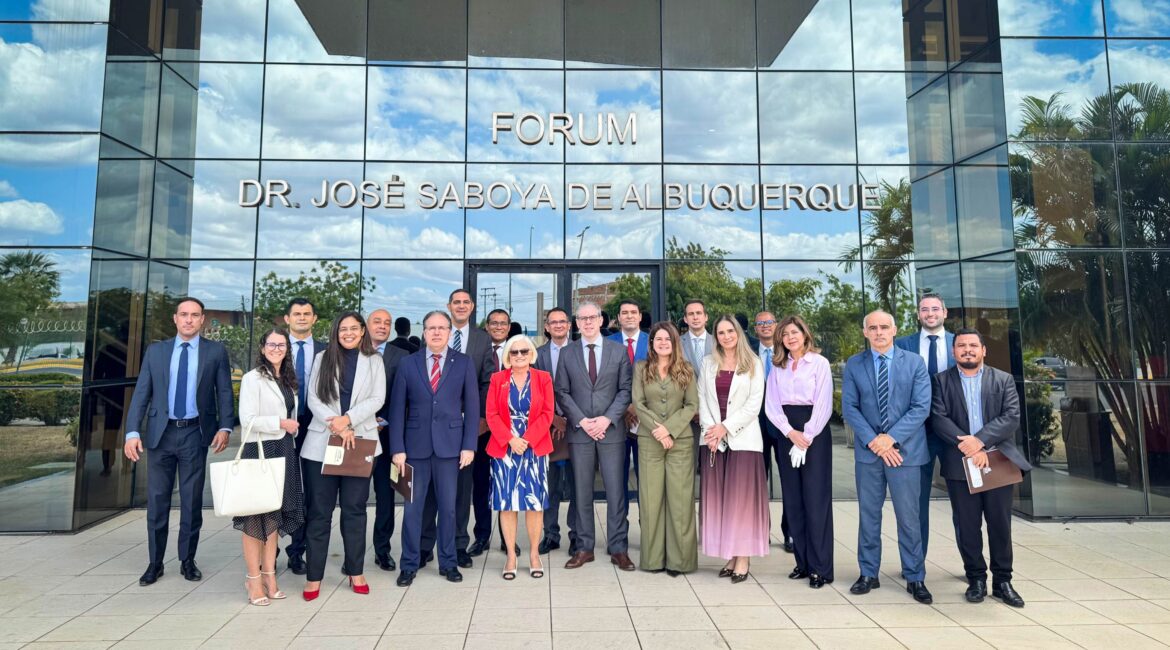 Imagem com vários homens e mulheres que posaram para foto ao final da reunião Imagem com vários homens e mulheres que posaram para foto ao final da reunião