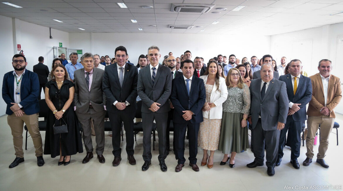 Foto com vários homens e mulheres que posaram para foto ao final do evento