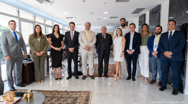 Desembargadores do TJCE e representantes de bancos posam para foto Desembargadores do TJCE e representantes de bancos posam para foto