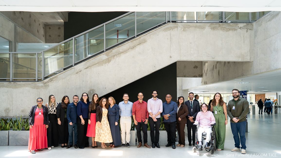 Grupo de pessoas de frente, lado a lado Grupo de pessoas de frente, lado a lado