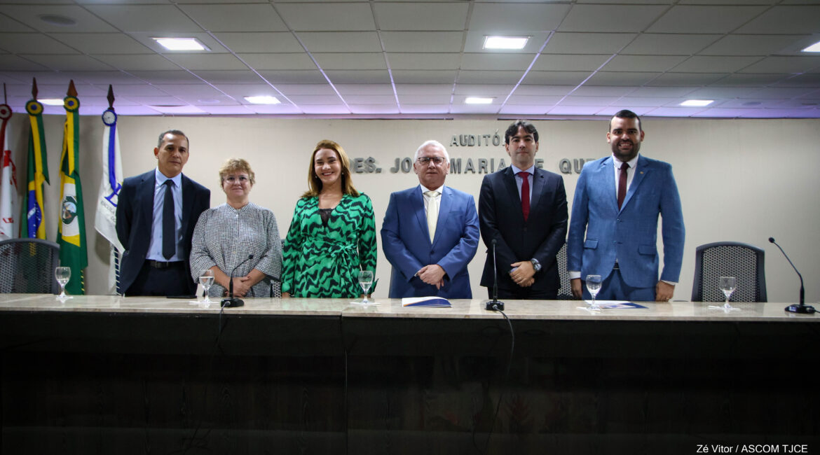 Foto com homens e mulheres que compuseram a mesa do evento