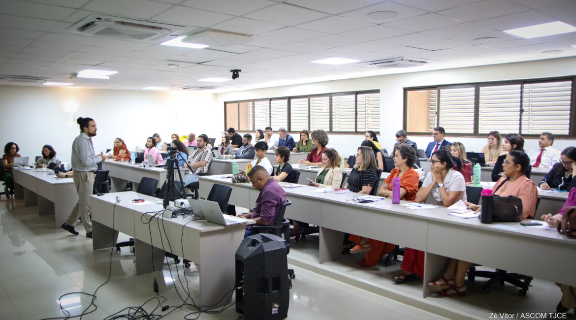 Várias pessoas numa sala durante uma das atividades do curso