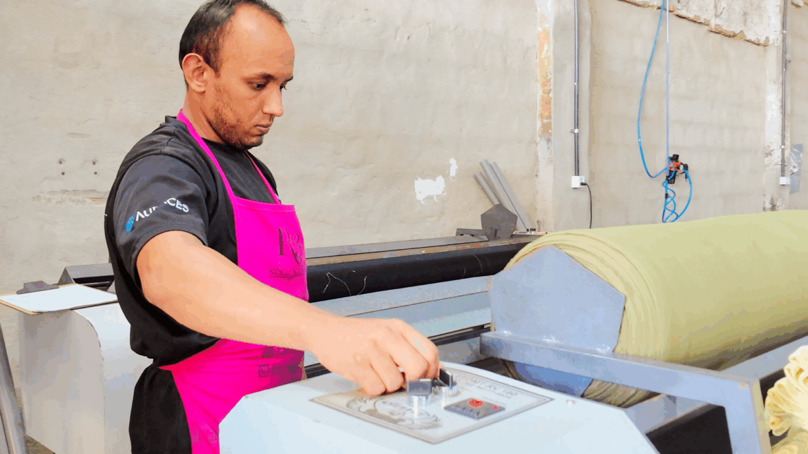 Imagem de um homem fazendo o seu trabalho