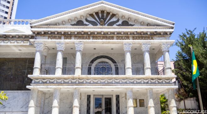 Fachada do Fórum das Turmas Recursais, marcado pela arquitetura clássica, Fachada do Fórum das Turmas Recursais, marcado pela arquitetura clássica