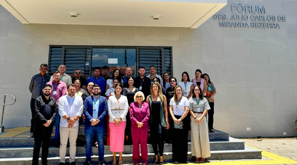 Participantes do evento posam para foto ao final do encontro