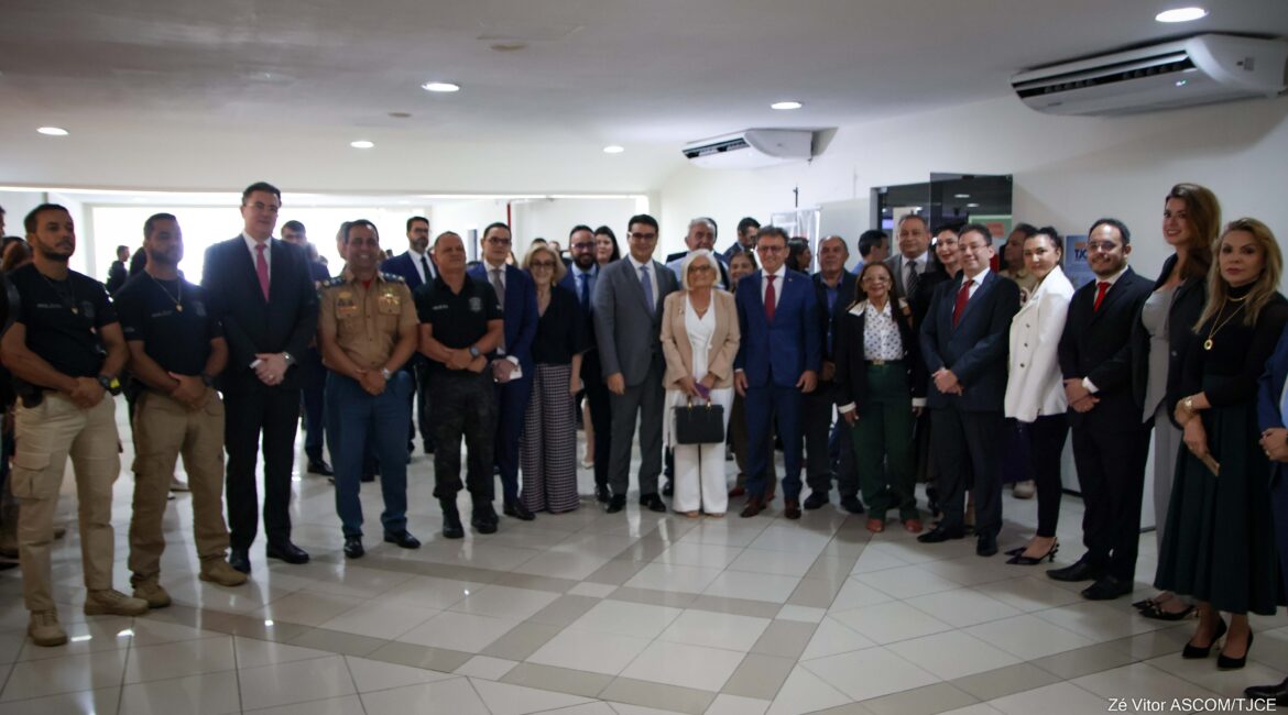Imagem com várias mulheres e homens que posaram para foto ao final do evento