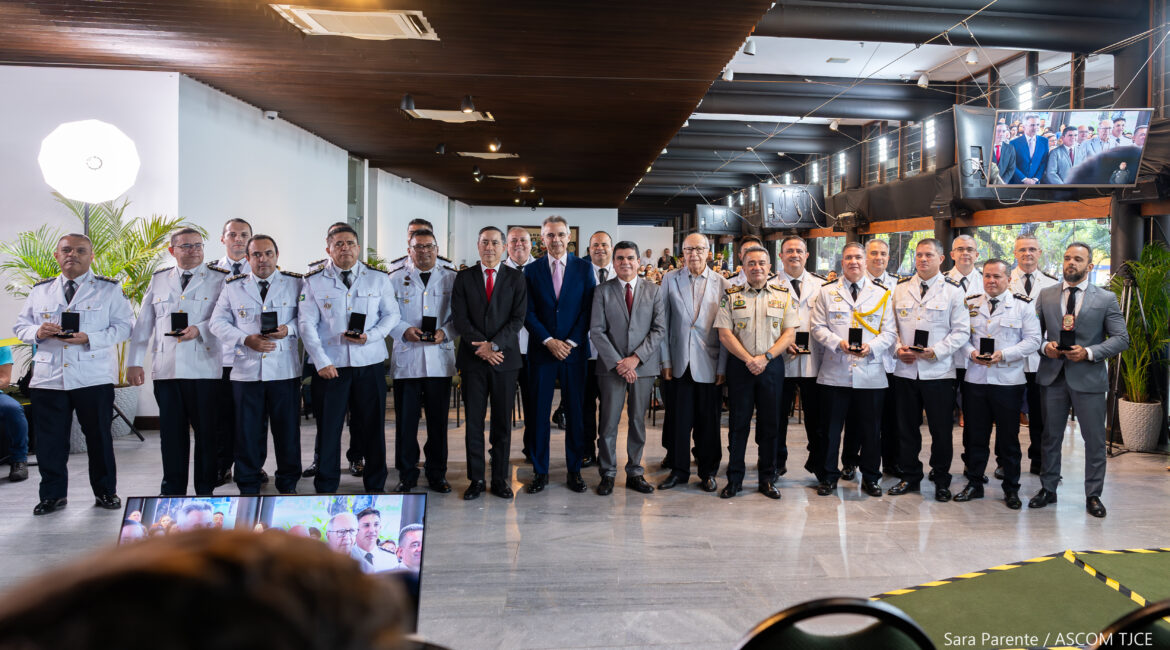 Imagem com vários participantes ao final do evento