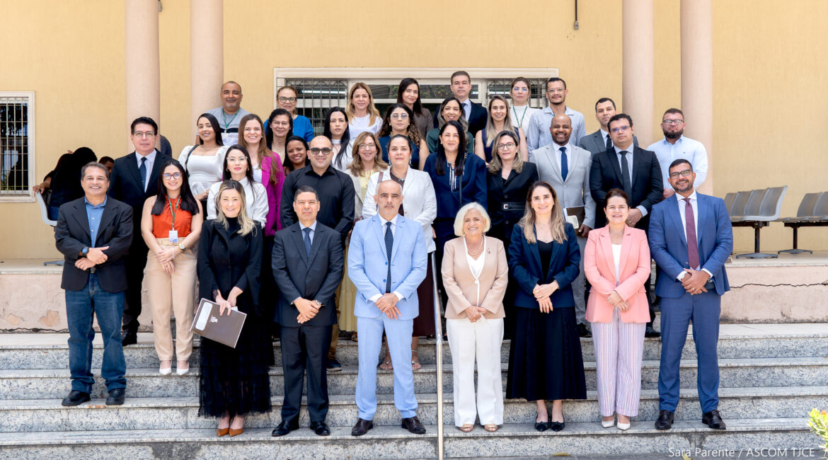 Várias pessoas posaram para foto na entrada do Fórum ao final do evento Várias pessoas posaram para foto na entrada do Fórum ao final do evento