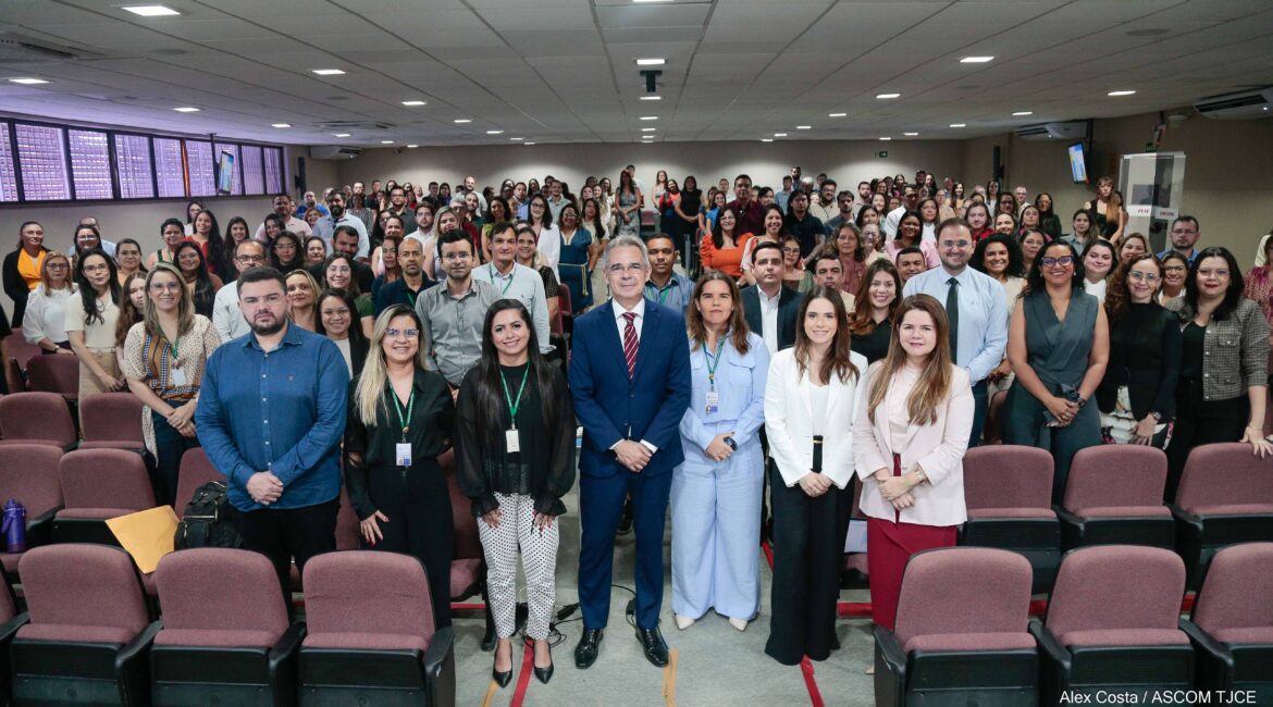 Foto com várias pessoas ao final do evento Foto com várias pessoas ao final do evento