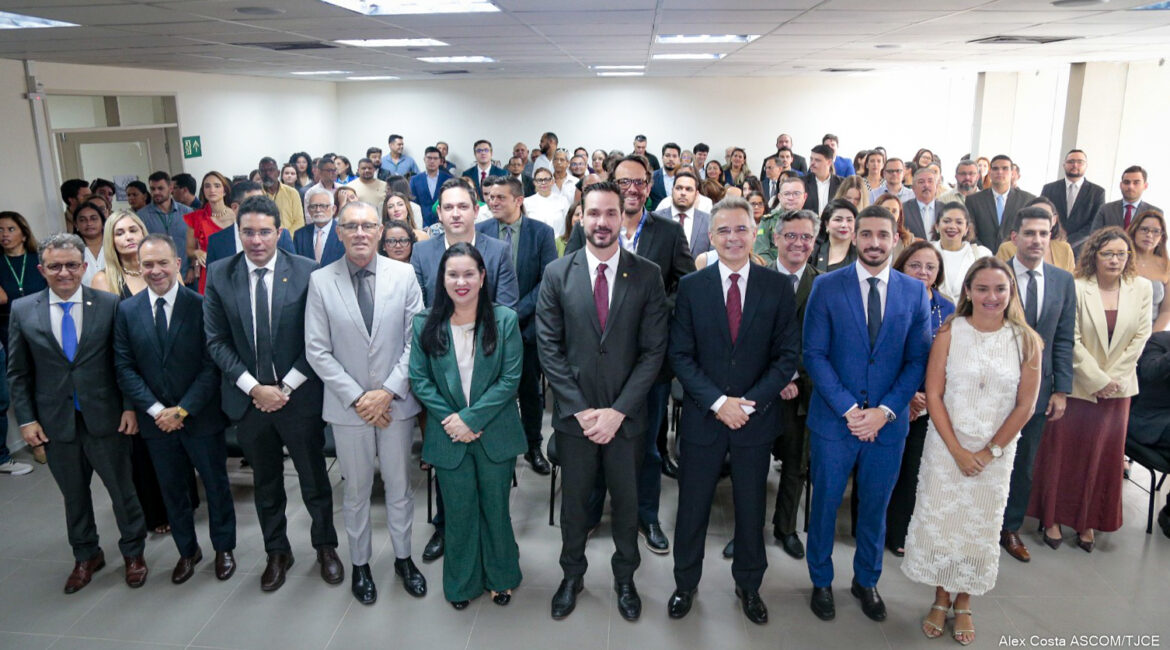 Imagem com várias pessoas que participaram do evento Imagem com várias pessoas que participaram do evento
