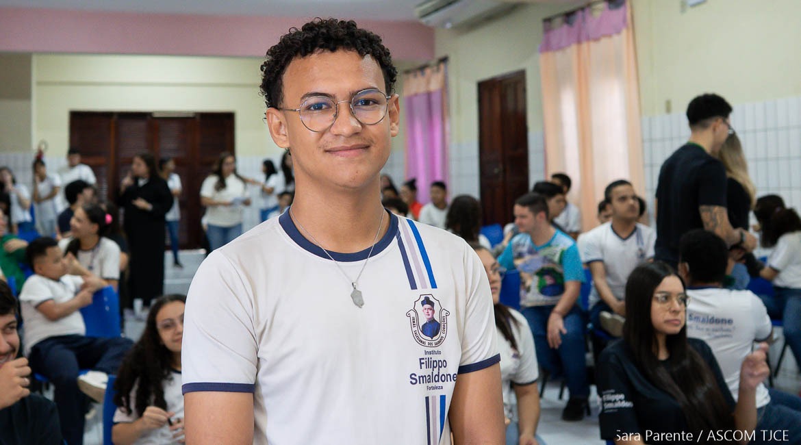 Imagem de um estudante surdo sorrindo Imagem de um estudante surdo sorrindo