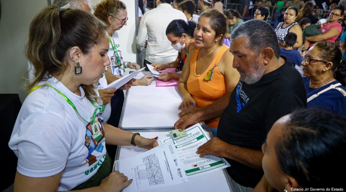 Foto com várias atendentes orientando a população Foto com várias funcionárias orientando as pessoas durante o mutirão