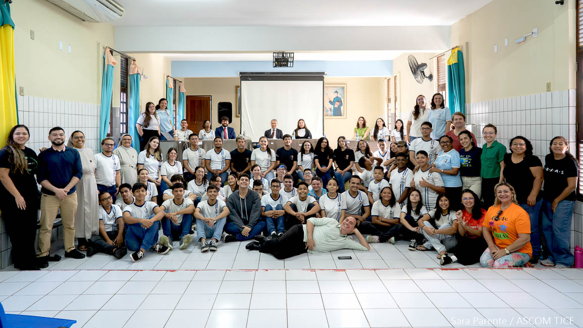 Foto com todos os participantes ao final do evento Foto com todos os participantes ao final do evento