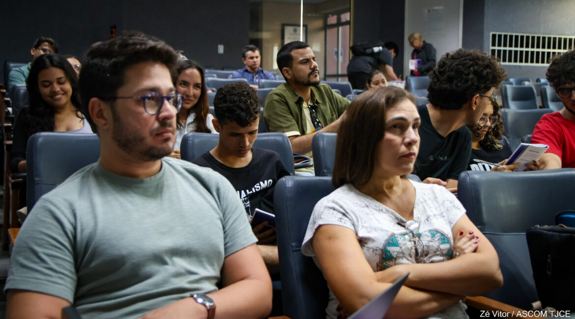 Vários estudantes sentadas(os) no auditório Vários estudantes sentadas(os) no auditório