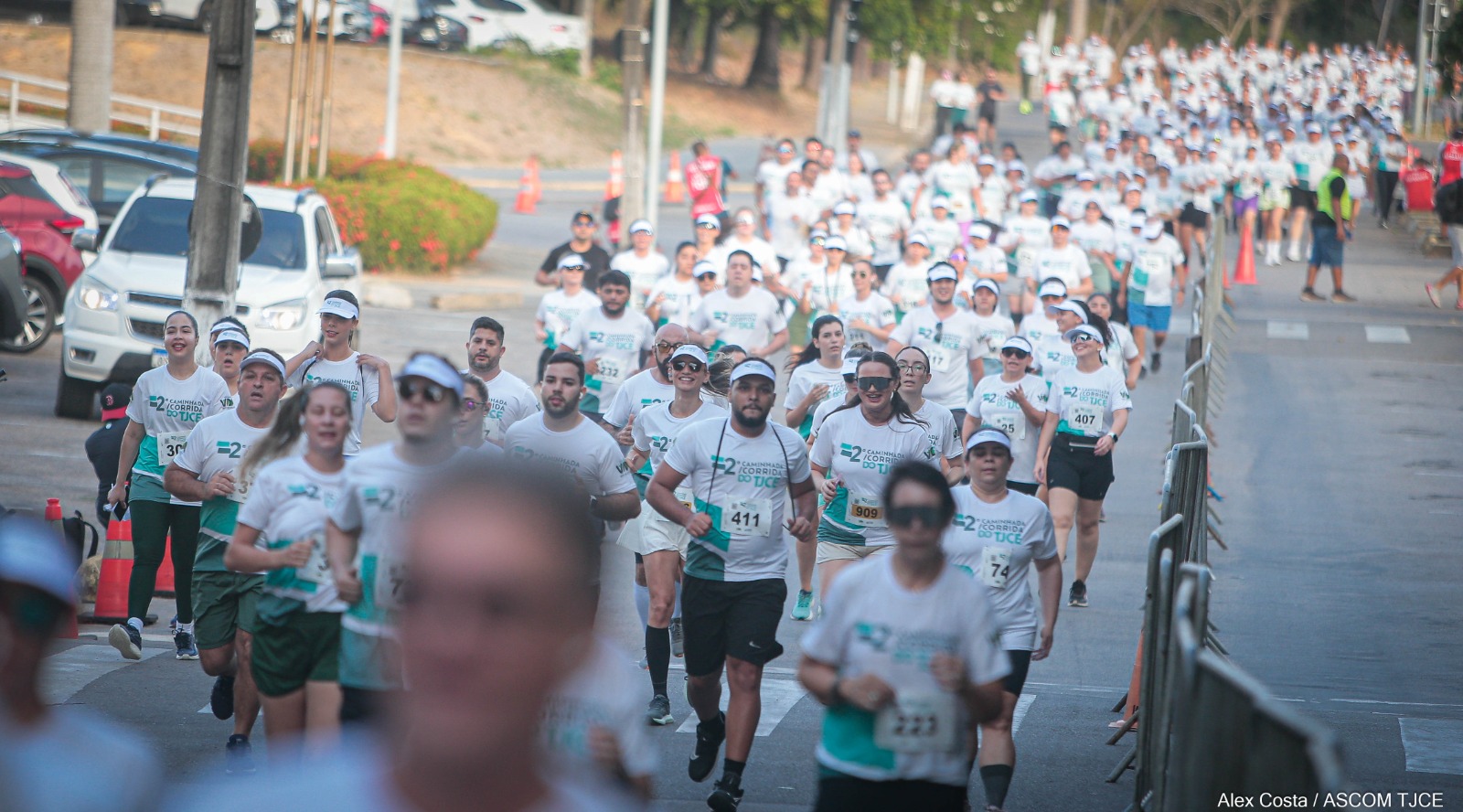 Foto geral dos participantes da corrida durante o percurso Foto geral dos participantes da corrida durante o percurso