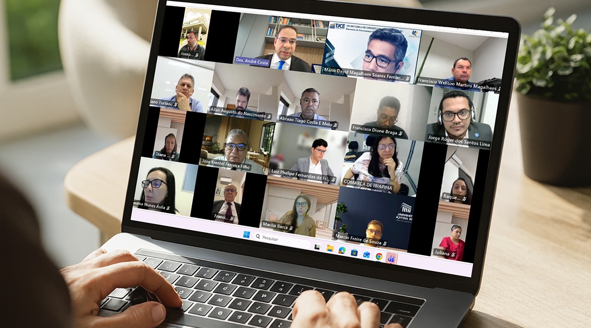 Imagem com print de várias pessoas durante a reunião Imagem com print de várias pessoas durante a reunião