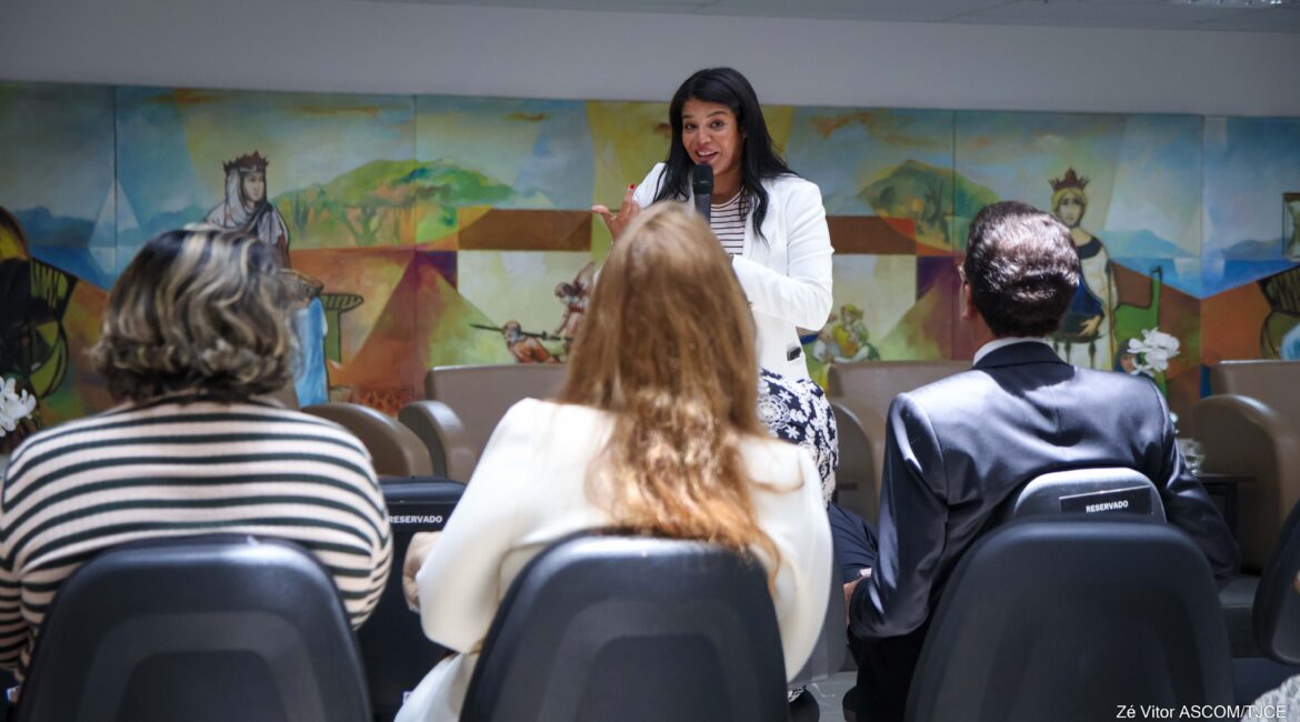 Mulher palestrando para plateia