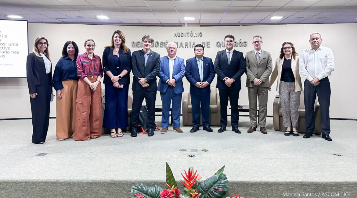 Foto com vários homens e mulheres ao final do evento Foto com vários homens e mulheres ao final do evento