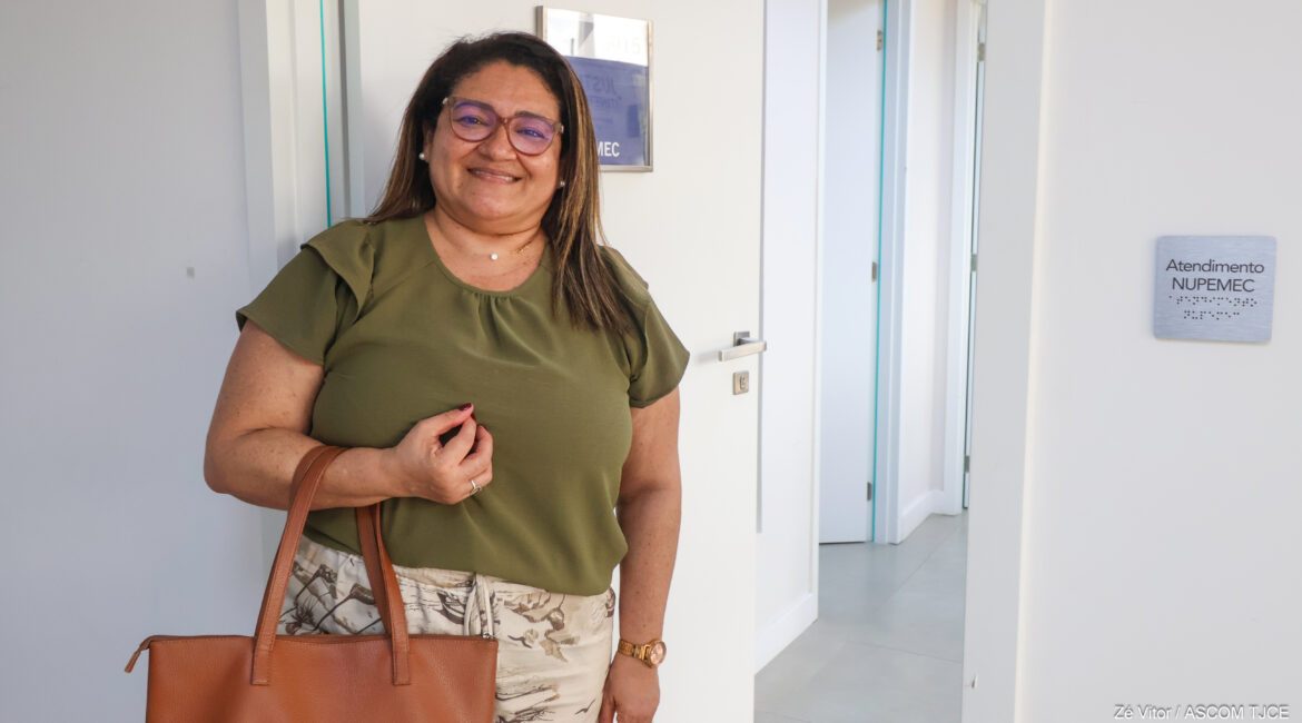 Foto de uma mulher, em pé, após o atendimento