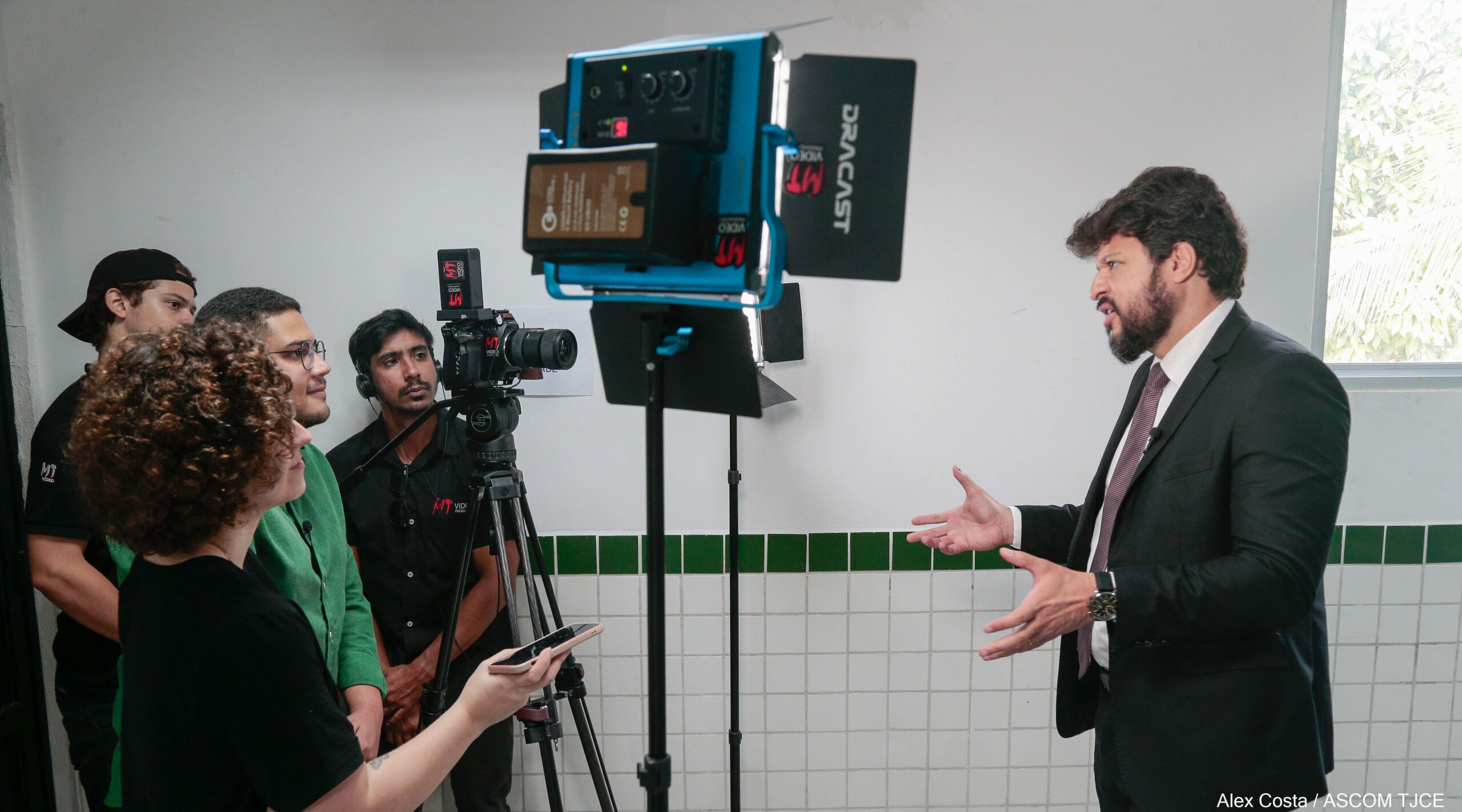 Justiça em Libras” promove júri em escola pública e desperta nas alunas(as) surdas(s) o interesse para conhecerem sobre seus direitos