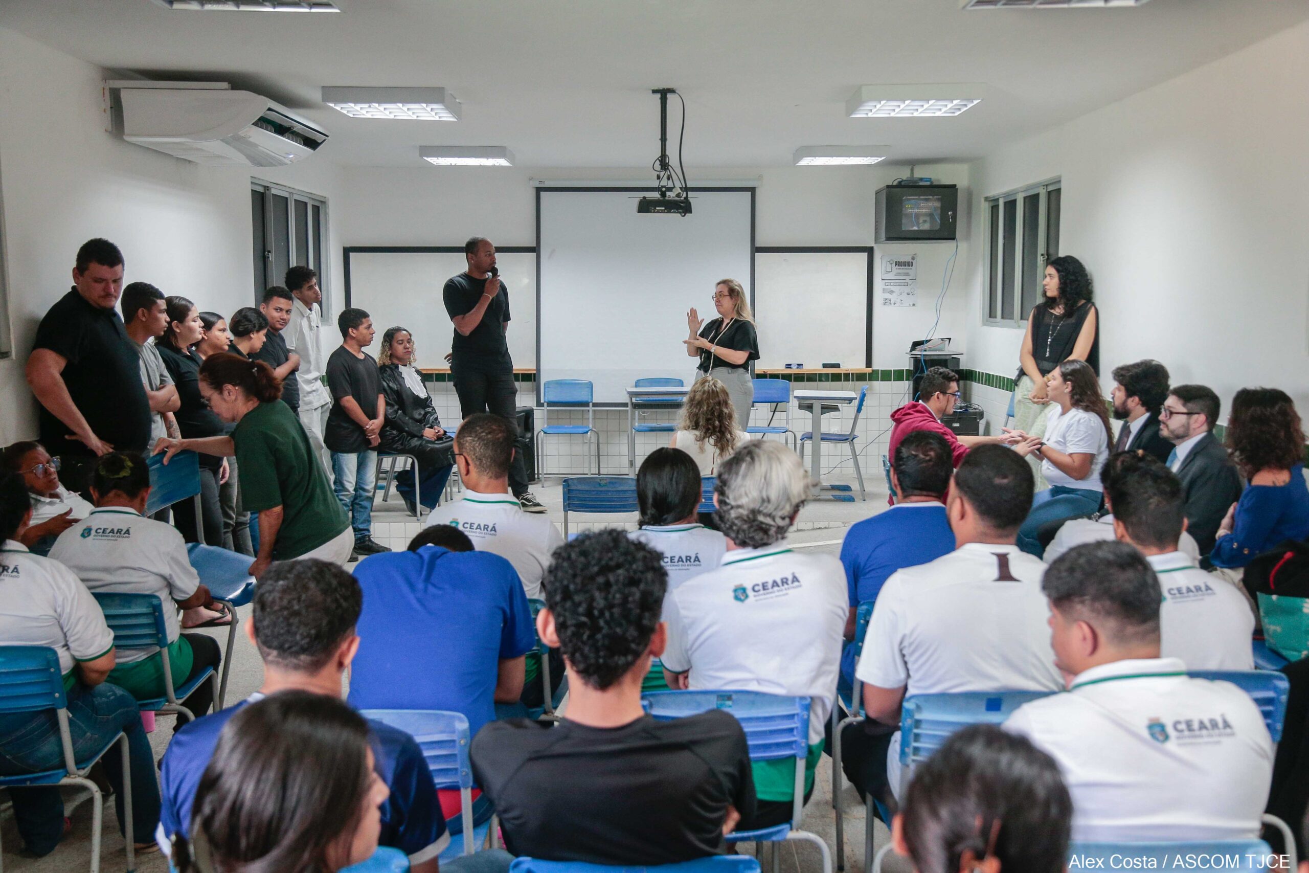 Justiça em Libras” promove júri em escola pública e desperta nas alunas(as) surdas(s) o interesse para conhecerem sobre seus direitos