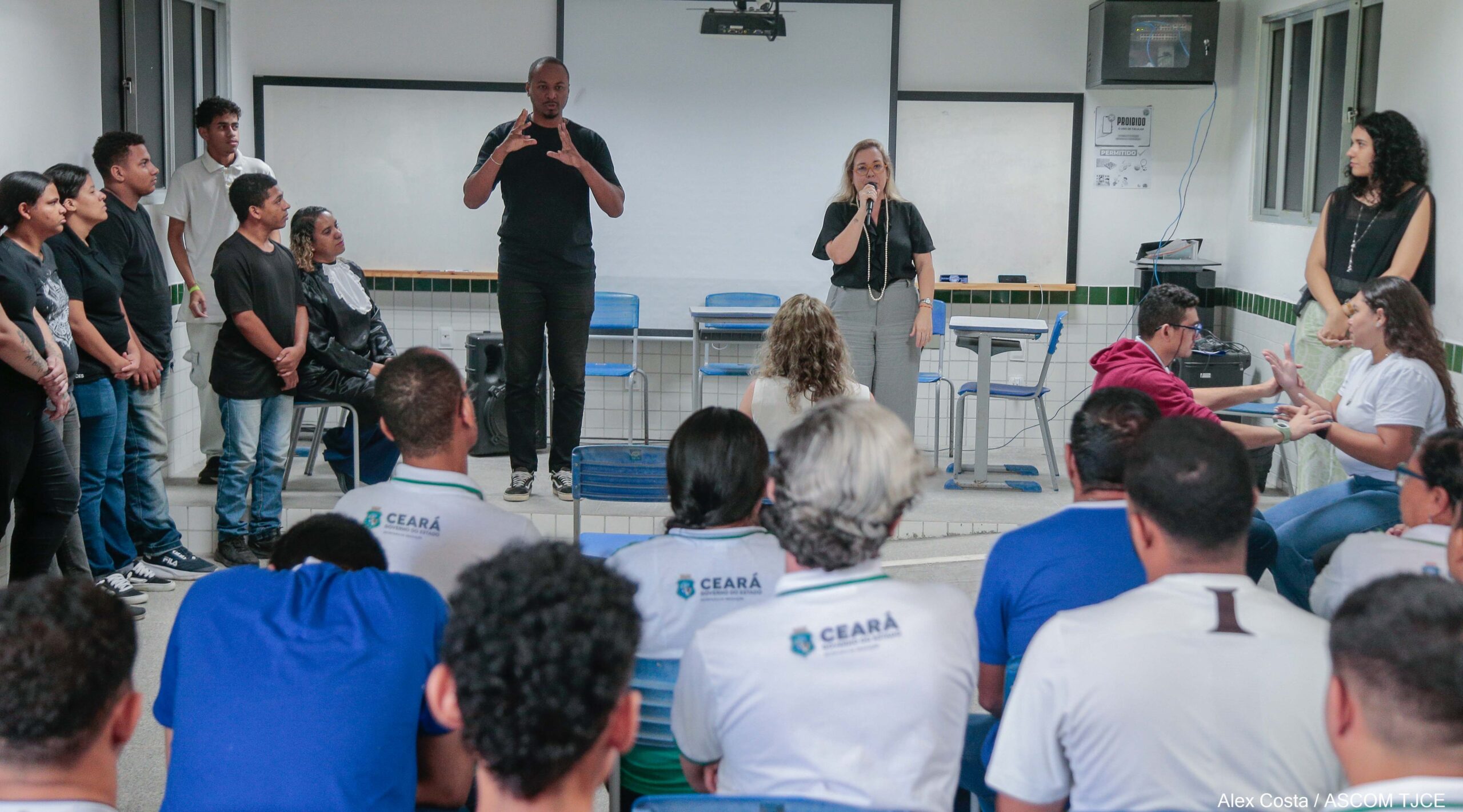 Justiça em Libras” promove júri em escola pública e desperta nas alunas(as) surdas(s) o interesse para conhecerem sobre seus direitos