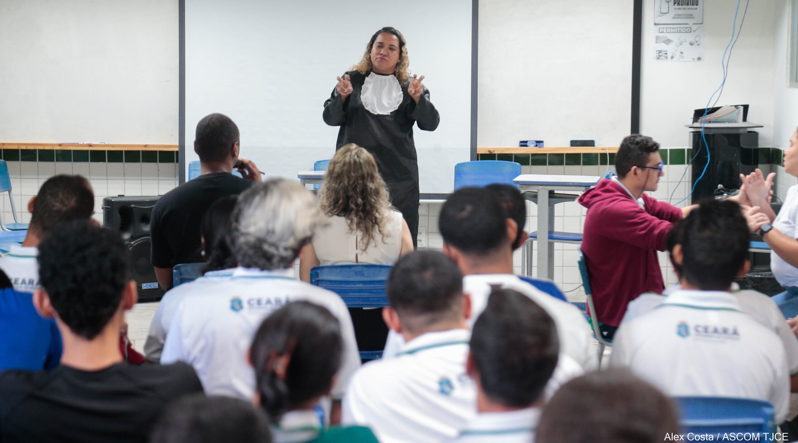 Justiça em Libras” promove júri em escola pública e desperta nas alunas(as) surdas(s) o interesse para conhecerem sobre seus direitos