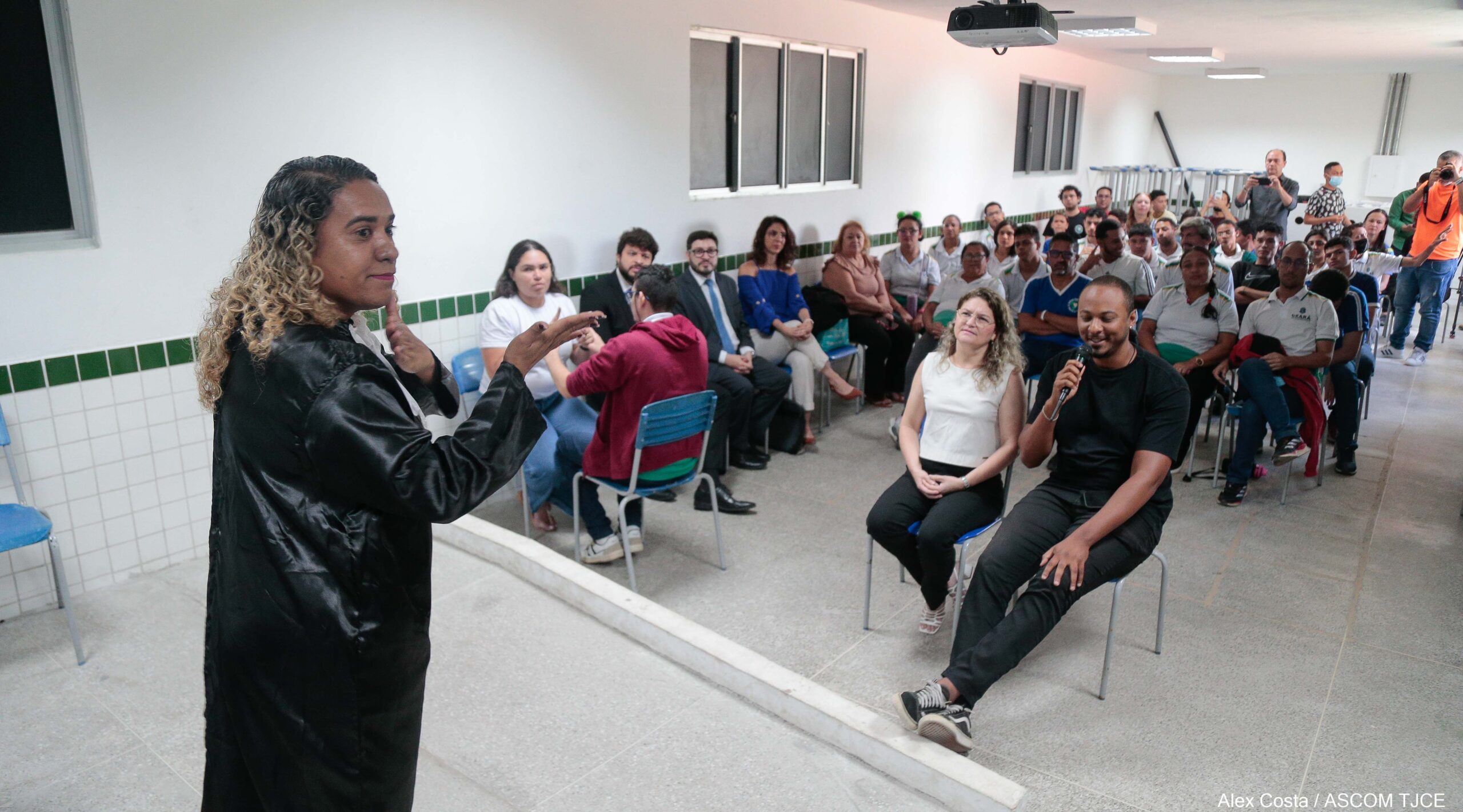 Justiça em Libras” promove júri em escola pública e desperta nas alunas(as) surdas(s) o interesse para conhecerem sobre seus direitos