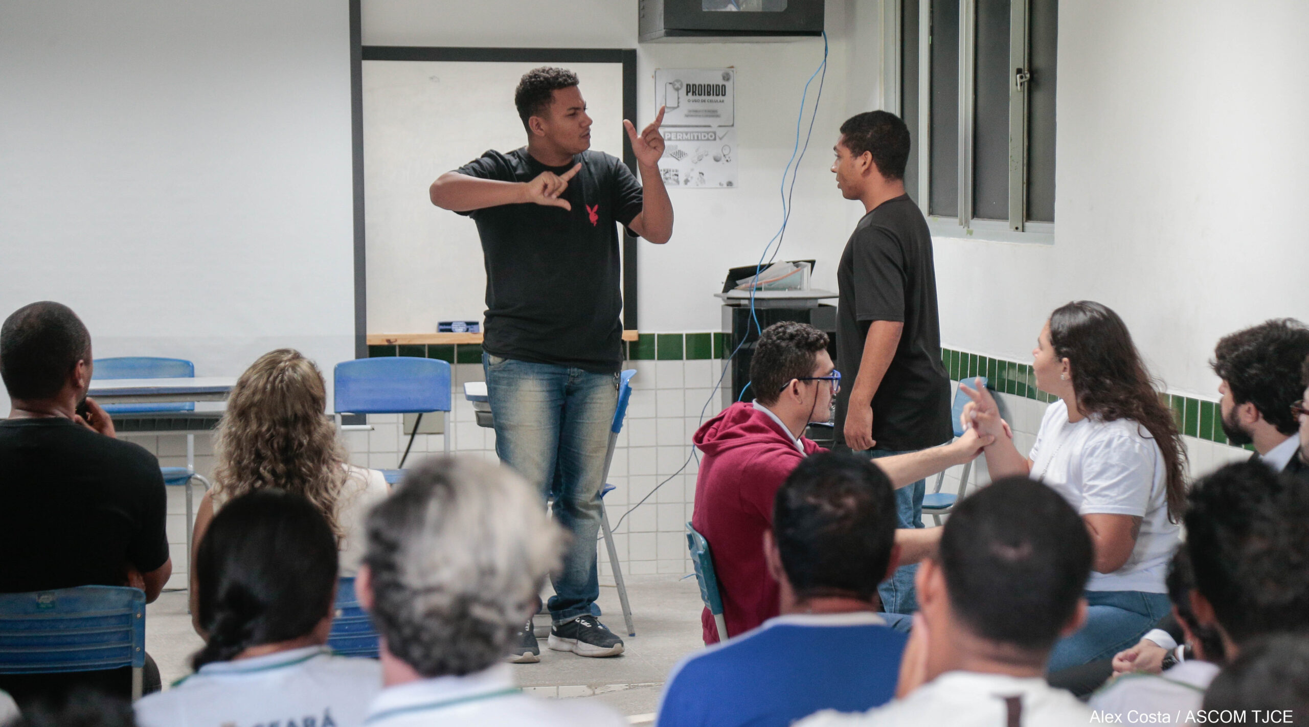 Justiça em Libras” promove júri em escola pública e desperta nas alunas(as) surdas(s) o interesse para conhecerem sobre seus direitos