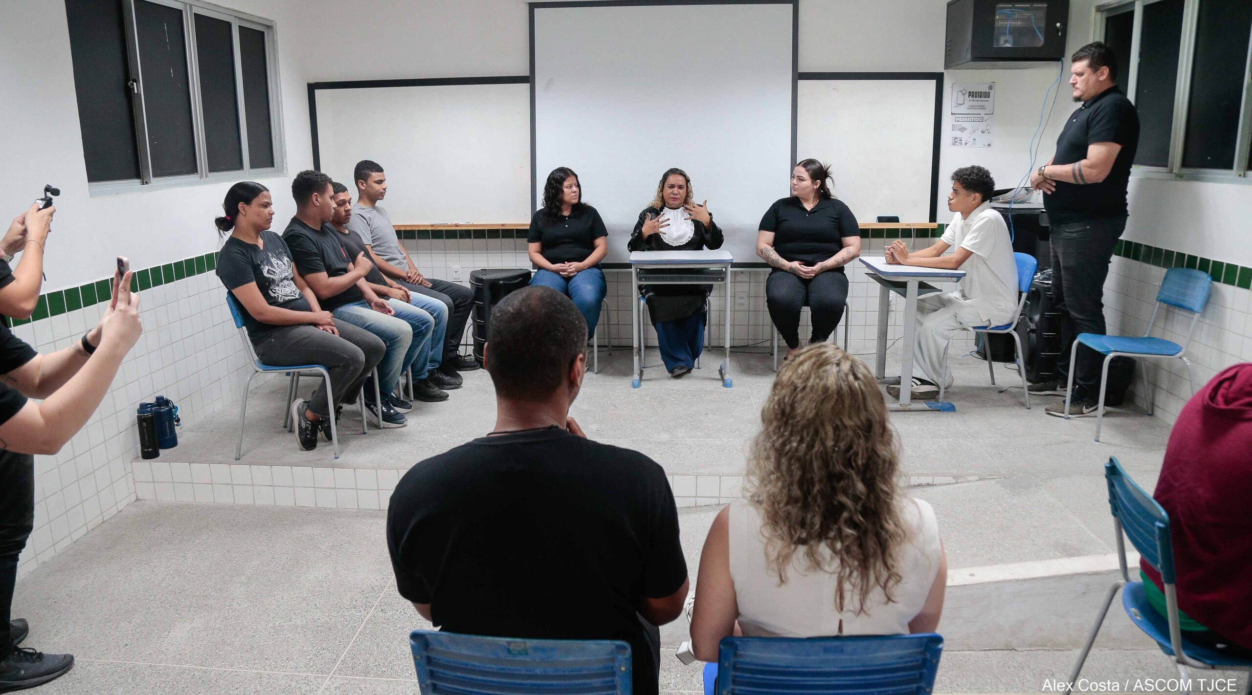 Justiça em Libras” promove júri em escola pública e desperta nas alunas(as) surdas(s) o interesse para conhecerem sobre seus direitos