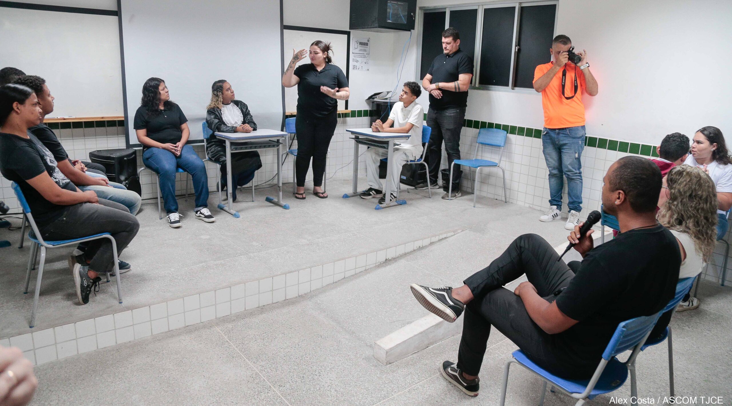 Justiça em Libras” promove júri em escola pública e desperta nas alunas(as) surdas(s) o interesse para conhecerem sobre seus direitos