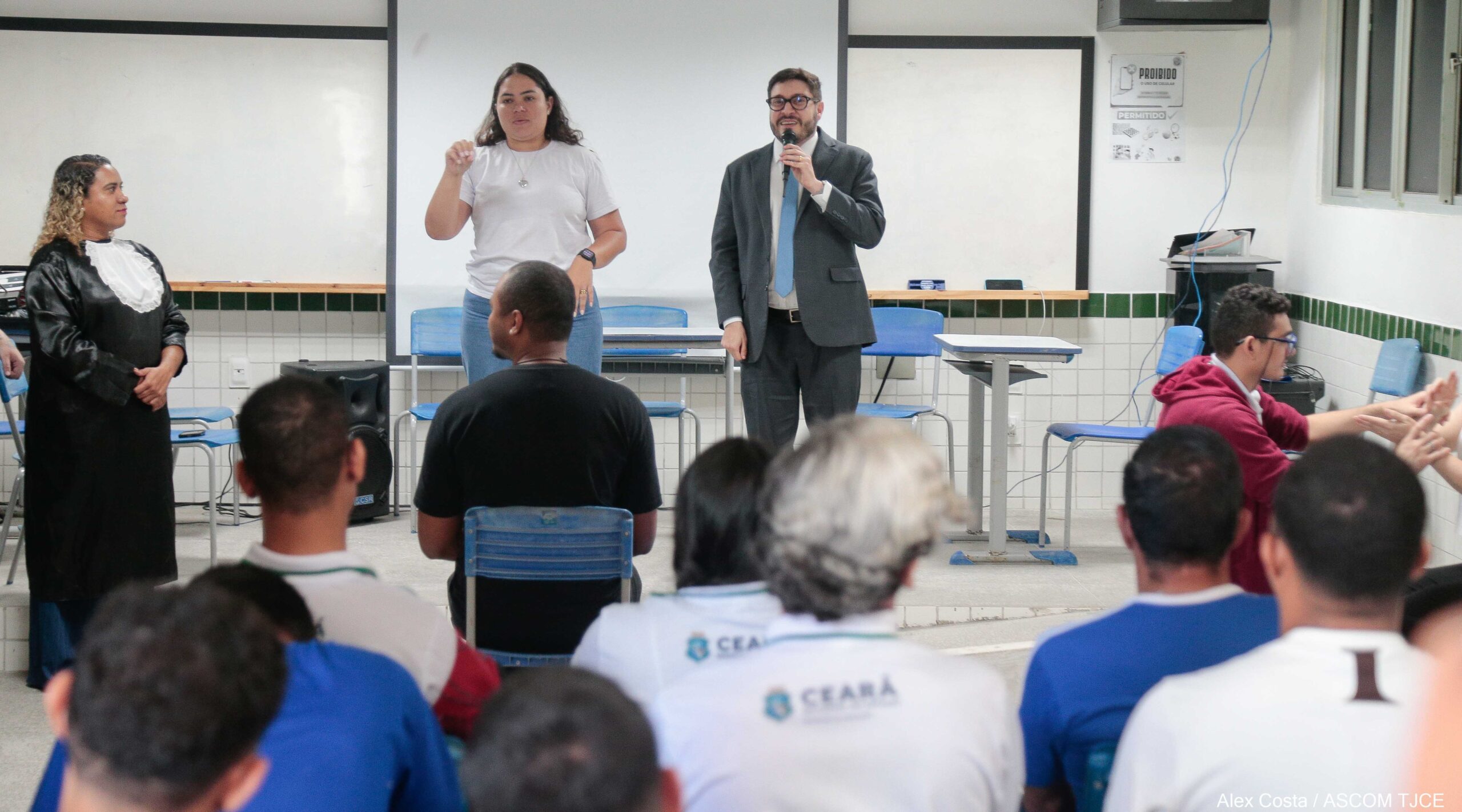 Justiça em Libras” promove júri em escola pública e desperta nas alunas(as) surdas(s) o interesse para conhecerem sobre seus direitos