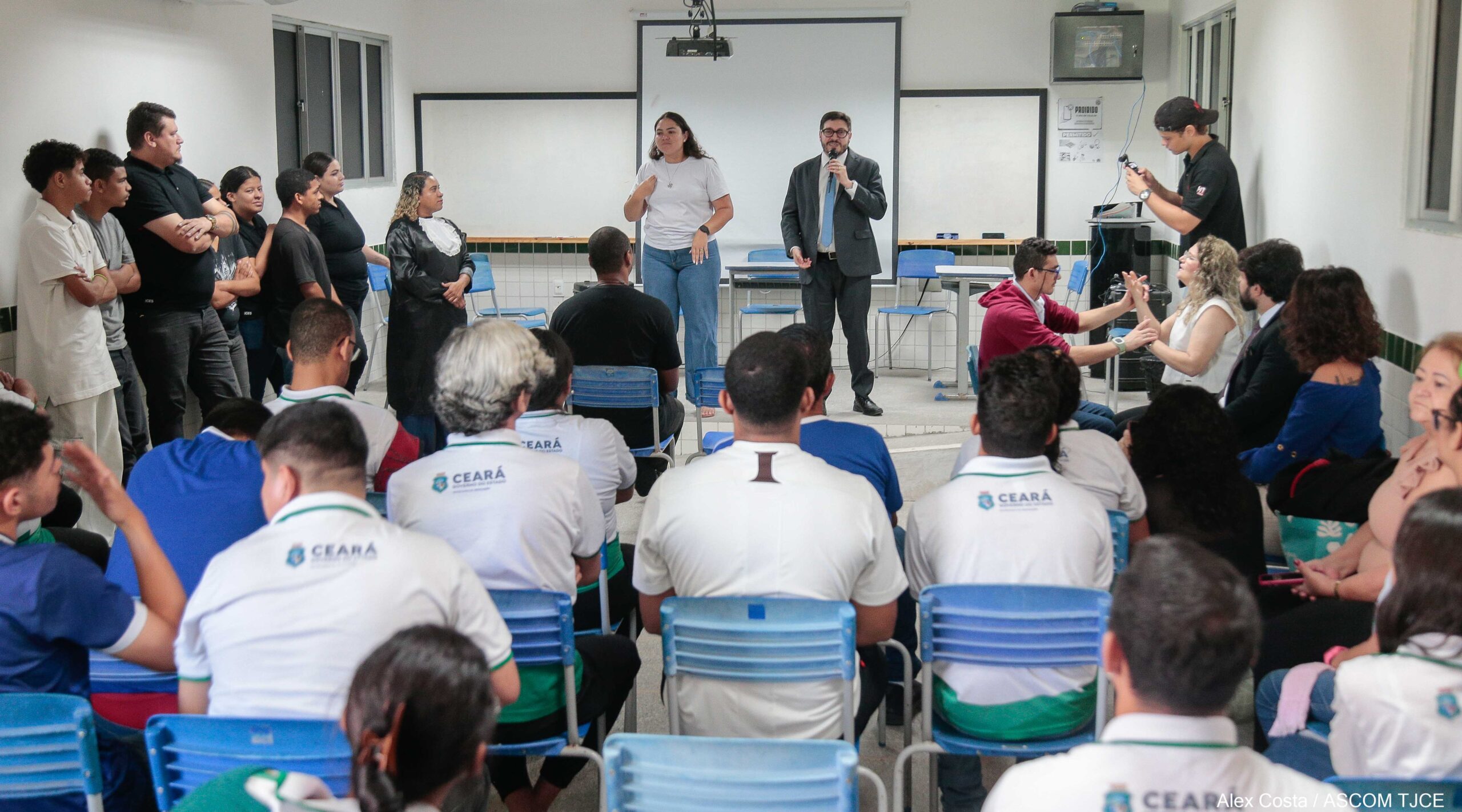 Justiça em Libras” promove júri em escola pública e desperta nas alunas(as) surdas(s) o interesse para conhecerem sobre seus direitos