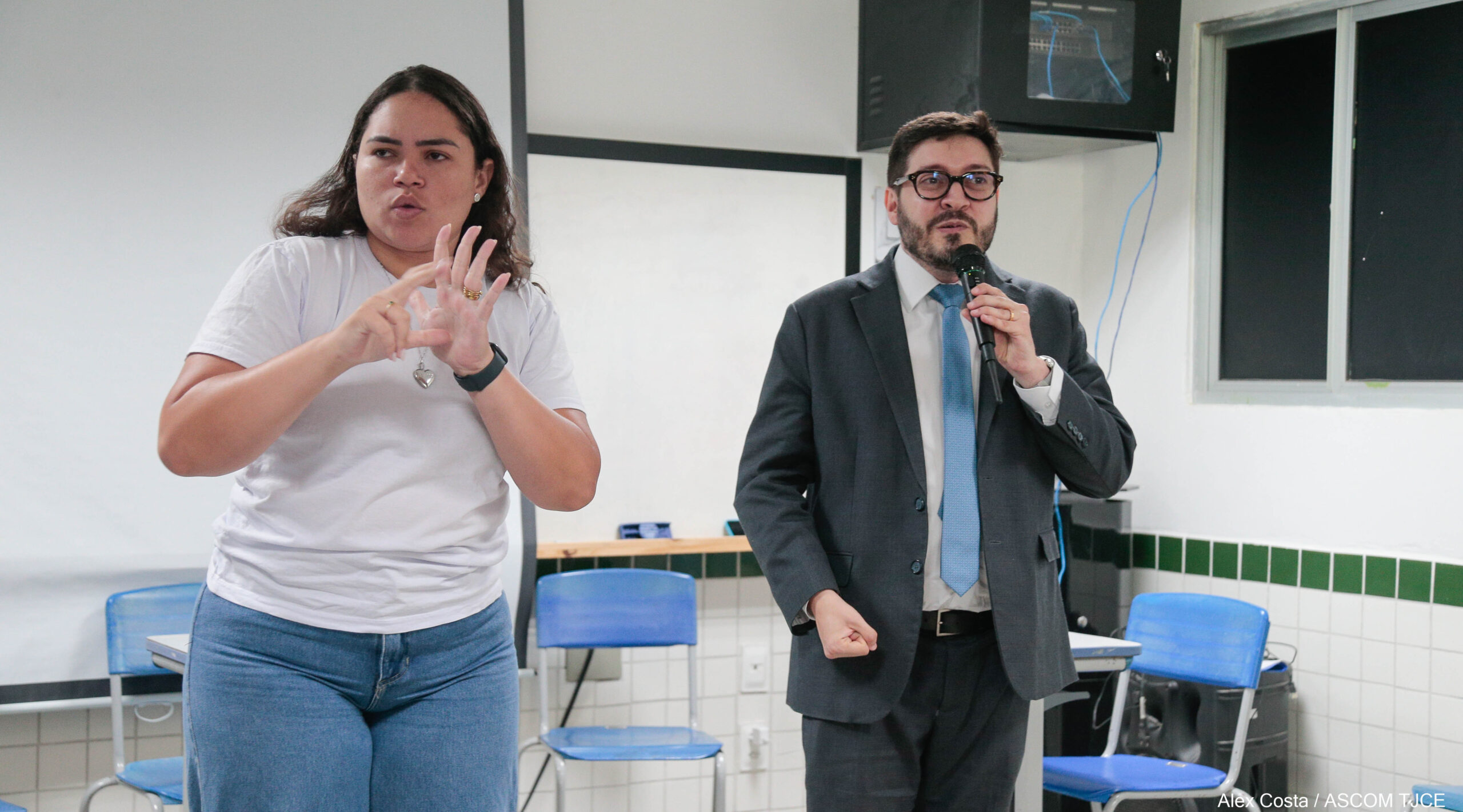 Justiça em Libras” promove júri em escola pública e desperta nas alunas(as) surdas(s) o interesse para conhecerem sobre seus direitos