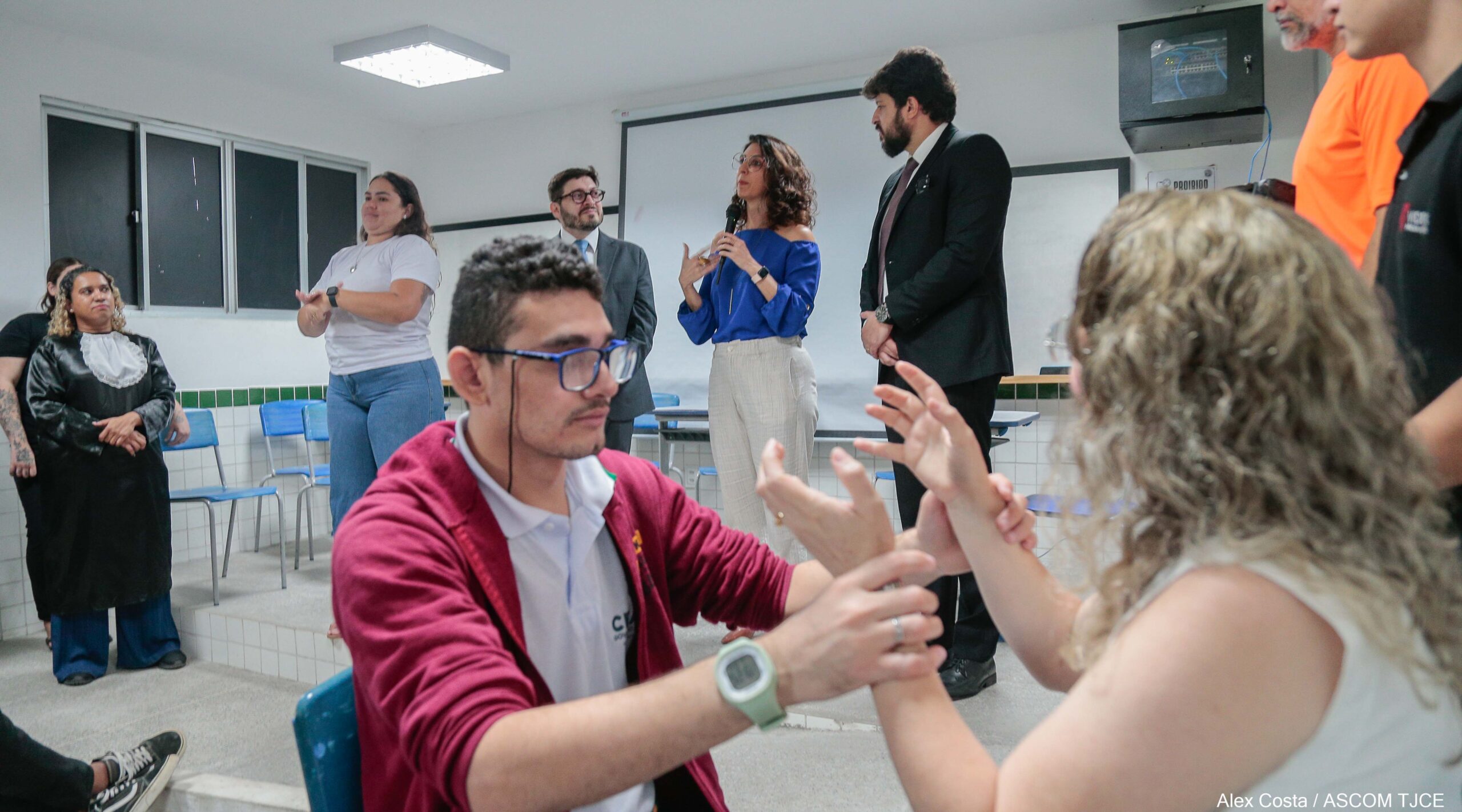 Justiça em Libras” promove júri em escola pública e desperta nas alunas(as) surdas(s) o interesse para conhecerem sobre seus direitos