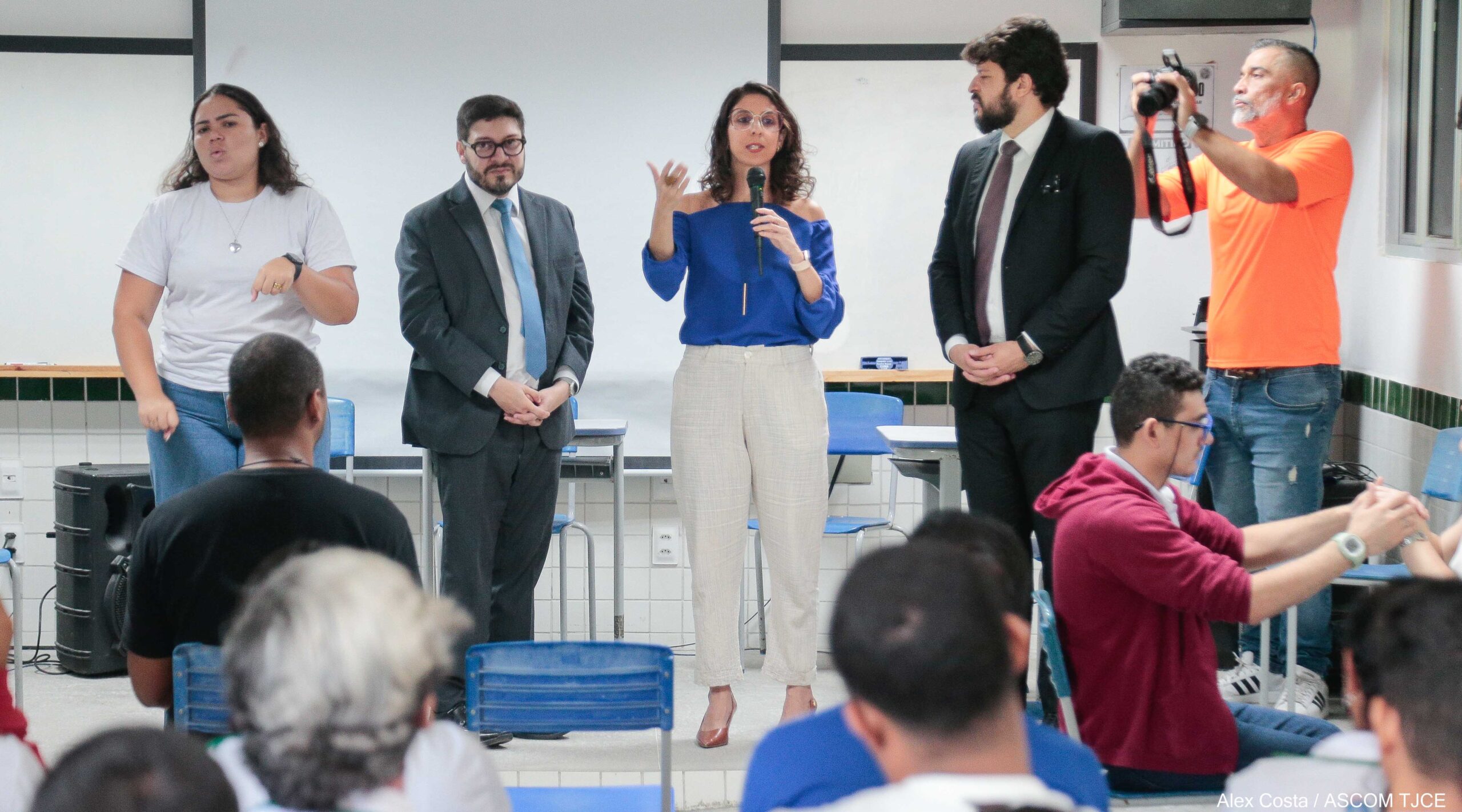 Justiça em Libras” promove júri em escola pública e desperta nas alunas(as) surdas(s) o interesse para conhecerem sobre seus direitos