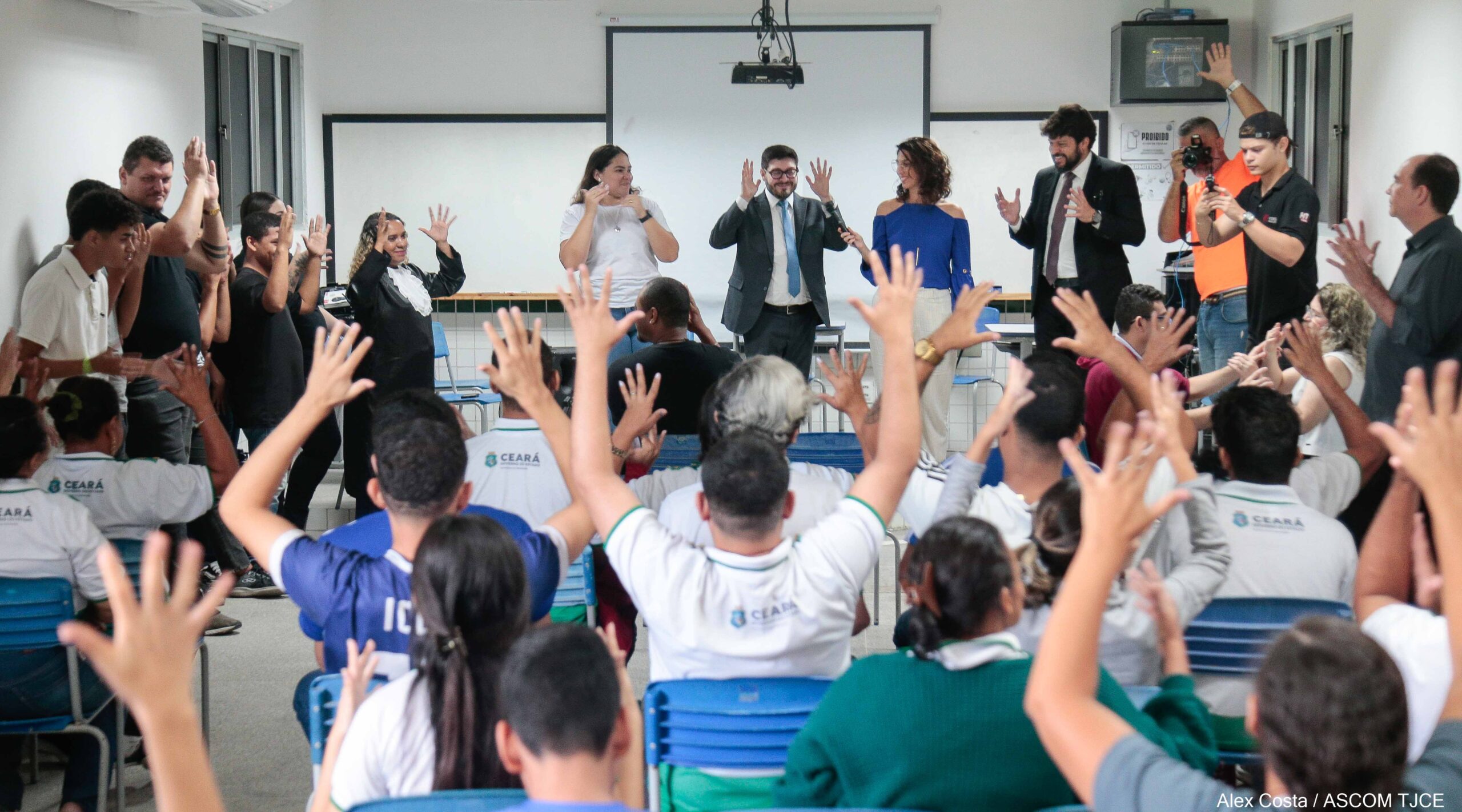 Justiça em Libras” promove júri em escola pública e desperta nas alunas(as) surdas(s) o interesse para conhecerem sobre seus direitos