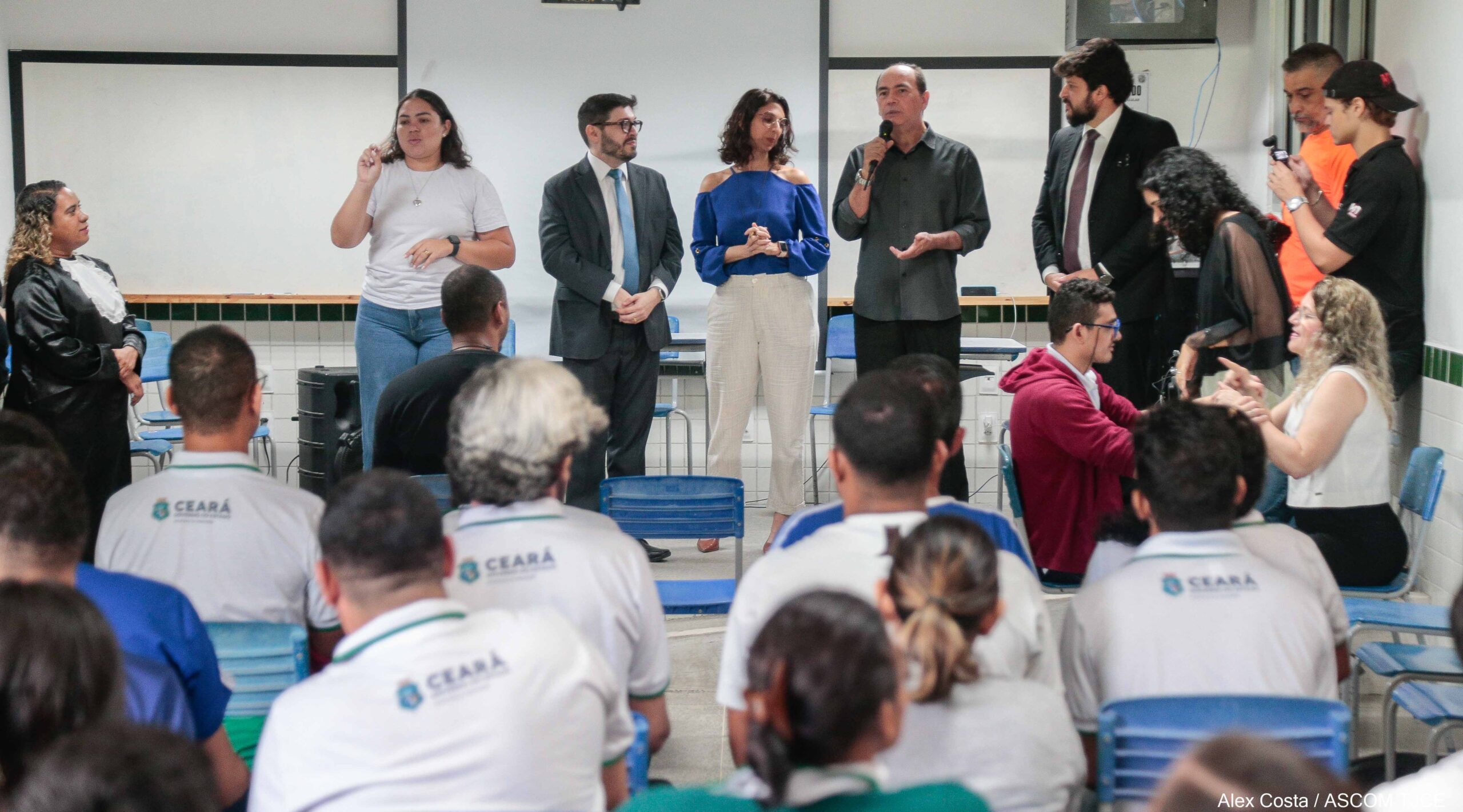 Justiça em Libras” promove júri em escola pública e desperta nas alunas(as) surdas(s) o interesse para conhecerem sobre seus direitos