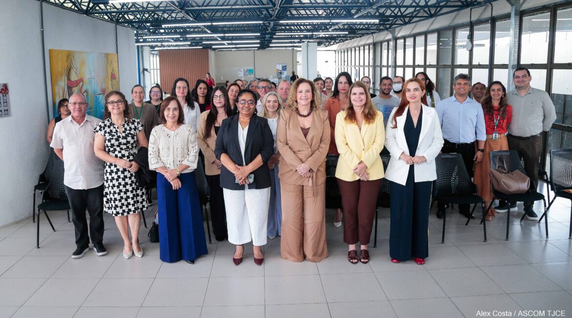 Várias mulheres e homens posam ao final do evento para foto