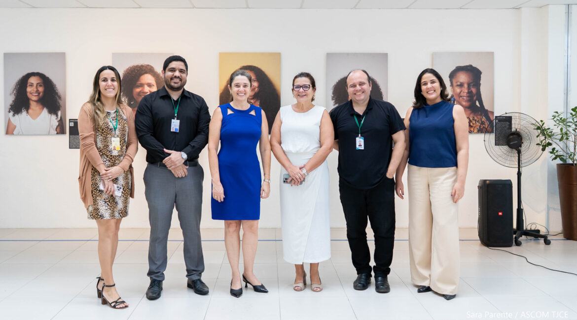 Imagem com mulheres e homens no espaço da exposição