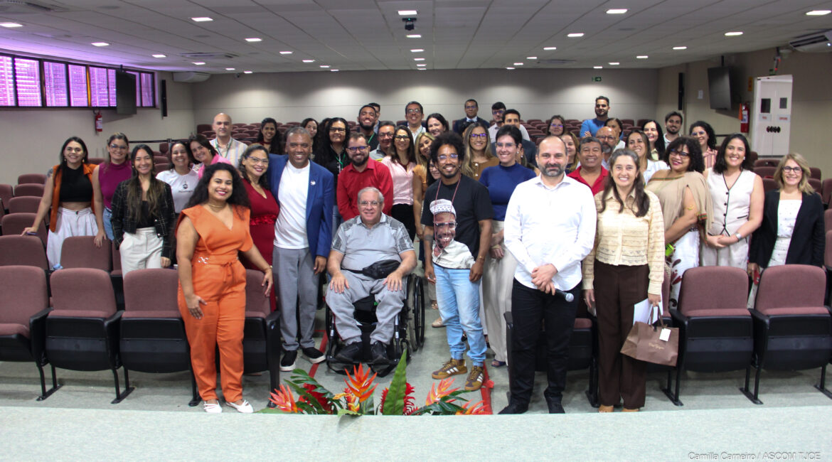 Imagem com os participantes no encerramento do evento