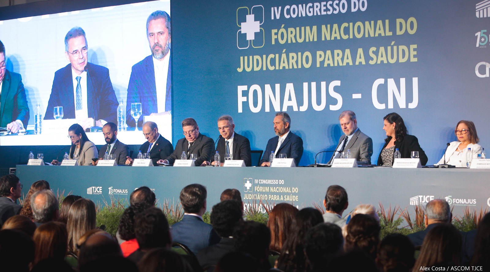 Pessoas compondo mesa de honra em evento Pessoas compondo mesa de honra em evento