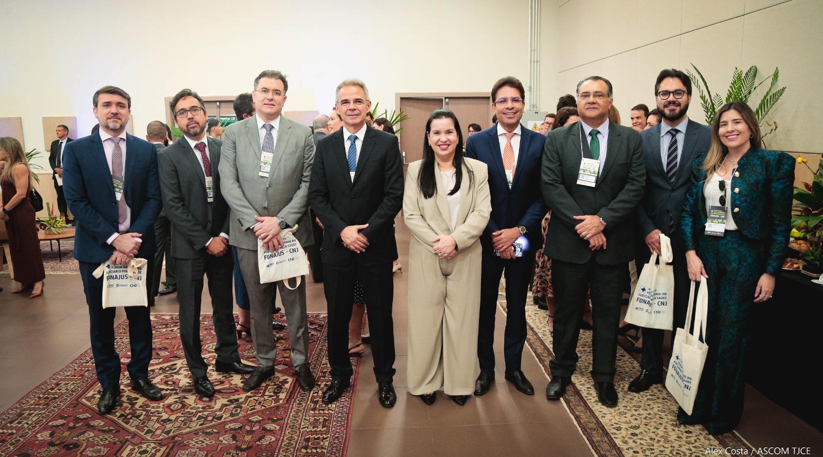 Nove pessoas posando de frente, lado a lado Nove pessoas posando de frente, lado a lado