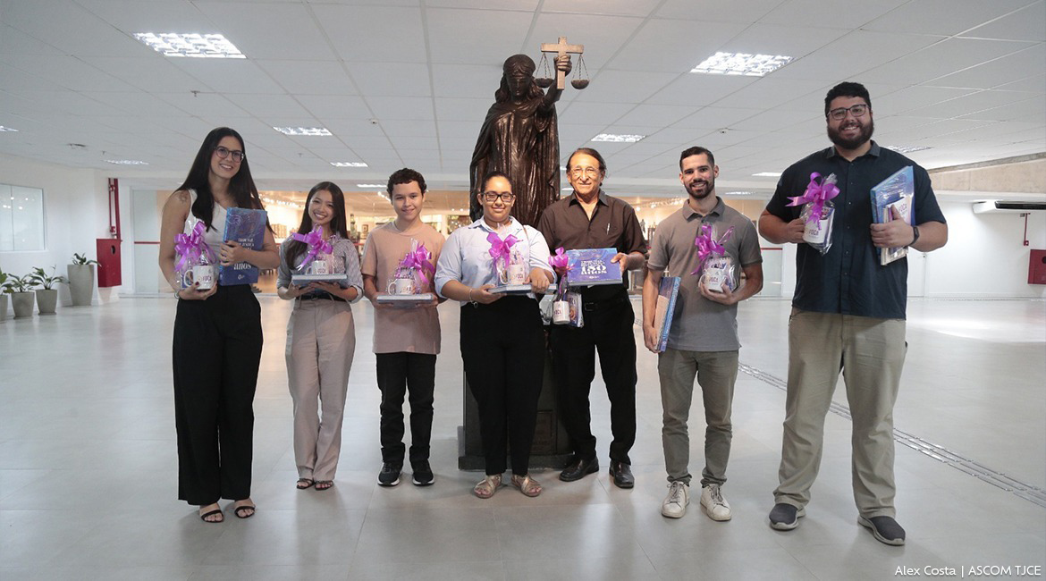 Imagem com várias mulheres e homens no hall do Tribunal Imagem com várias mulheres e homens no hall do Tribunal