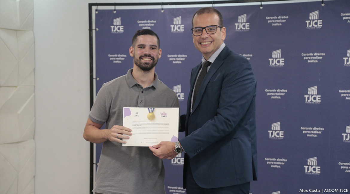 Foto com a imagem de dois homens segurando um certificado Foto com a imagem de dois homens segurando um certificado