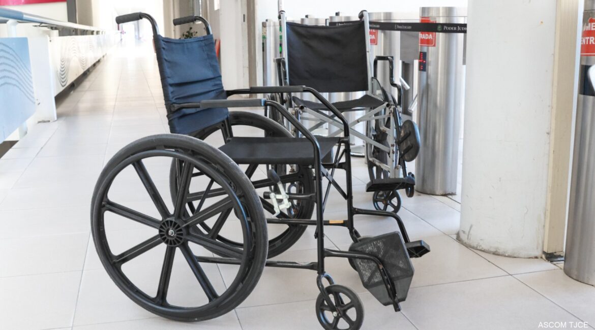 Imagem que mostra duas cadeiras de rodas Imagem que mostra duas cadeiras de rodas